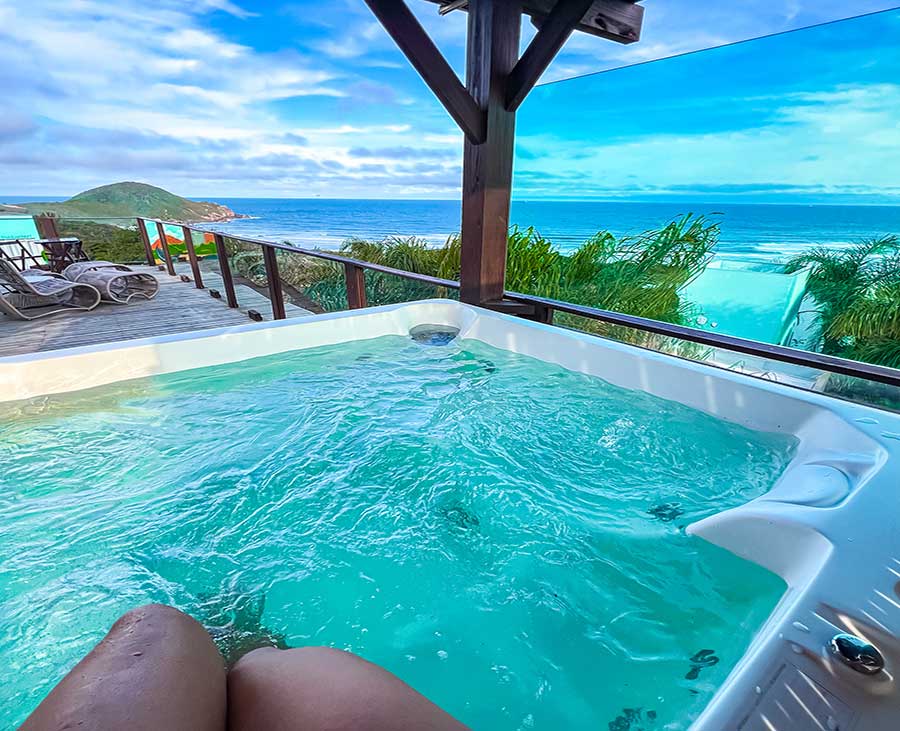 Banheira de hidromassagem com vista para o mar na Praia do Rosa, Pousada Descanso do Rei