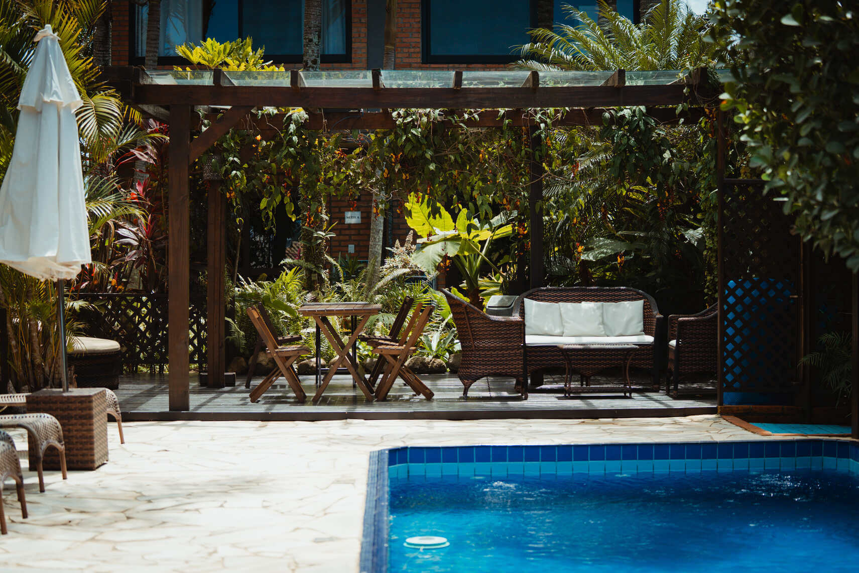 Piscina com deck e espreguiçadeiras da Pousada Descanso do Rei na Praia do Rosa