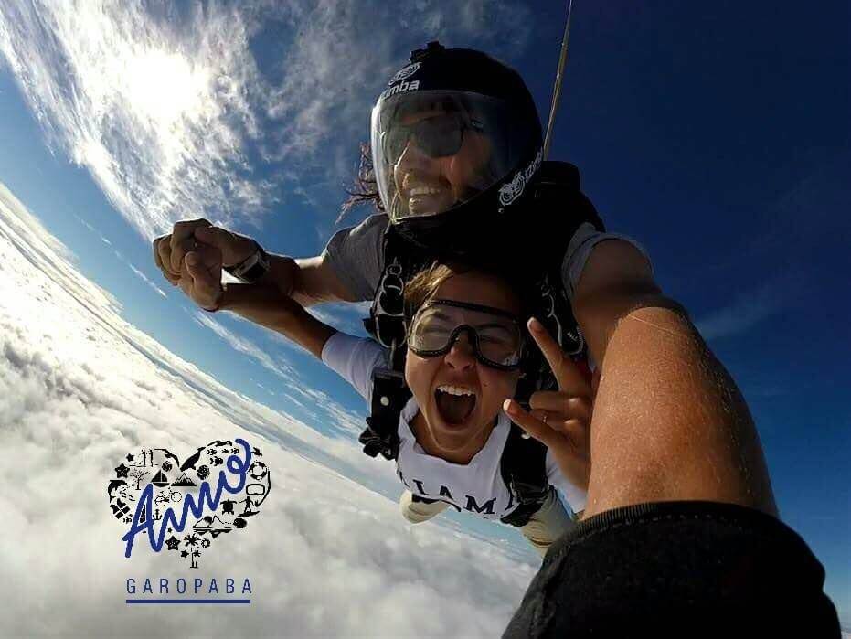 Salto de paraquedas na região da Praia do Rosa