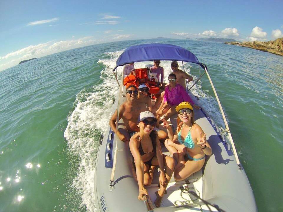 Passeio de lancha pela costa de Garopaba