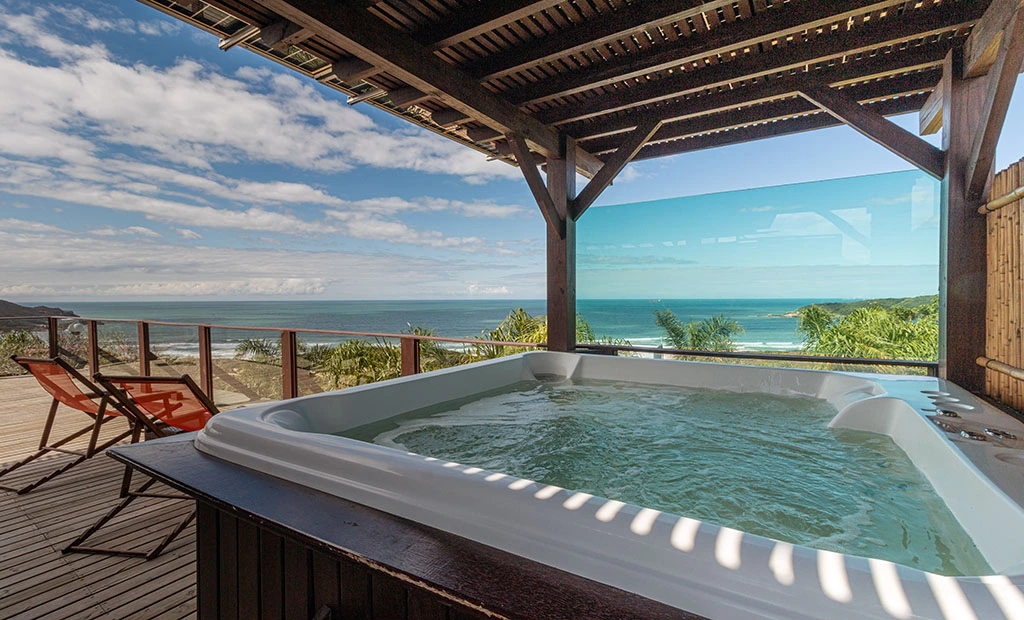 Jacuzzi com vista panorâmica para o mar na Pousada Descanso do Rei, Praia do Rosa, Imbituba, Santa Catarina
